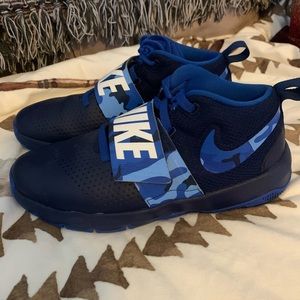Boys Nike Team Hustle D8 Basketball shoes